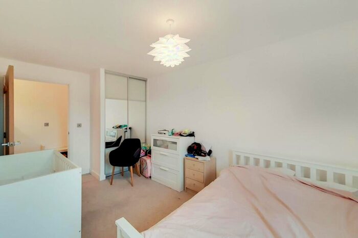 2 Bedroom Flat To Rent In East Street, Elephant And Castle, London, SE17
