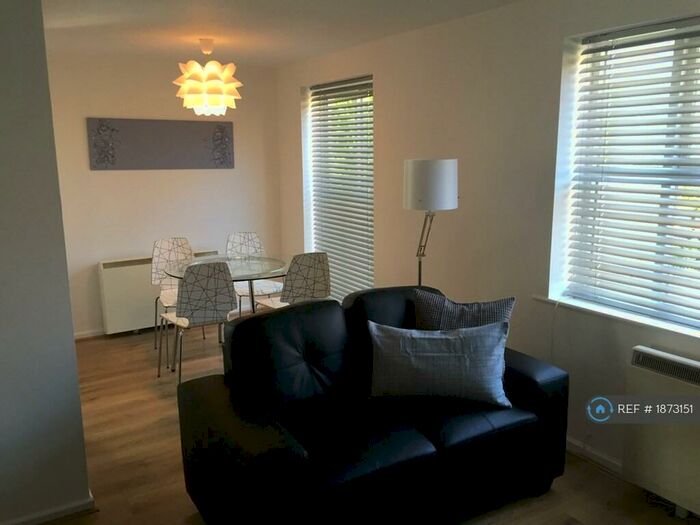 2 Bedroom Flat To Rent In St Davids Court, Manchester, M8