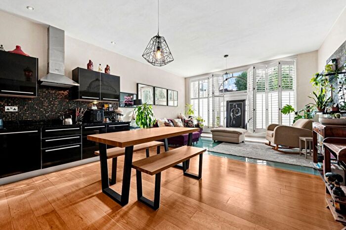 2 Bedroom Maisonette For Sale In Prince Of Wales Road, Kentish Town, NW5