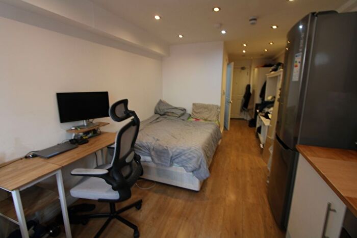 Studio To Rent In Walworth Road, London, SE17