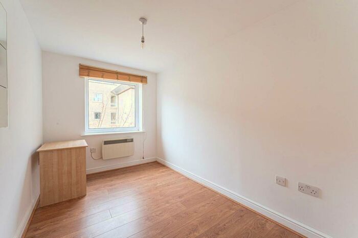 2 Bedroom Apartment To Rent In Cline Road, Bounds Green, N11