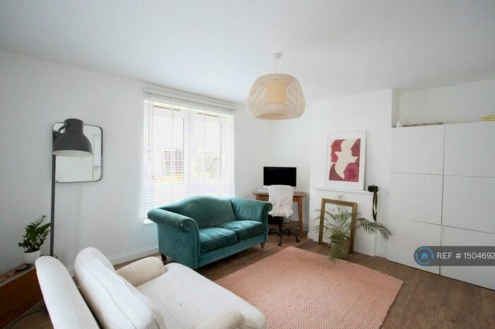 3 Bedroom Semi-Detached House To Rent In High Level Drive, Sydenham, SE26