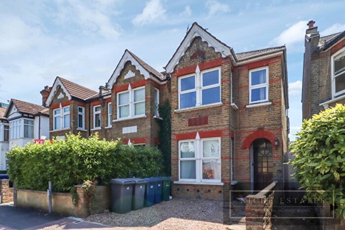 2 Bedroom Maisonette For Sale In Nether Street, North Finchley, London, N12