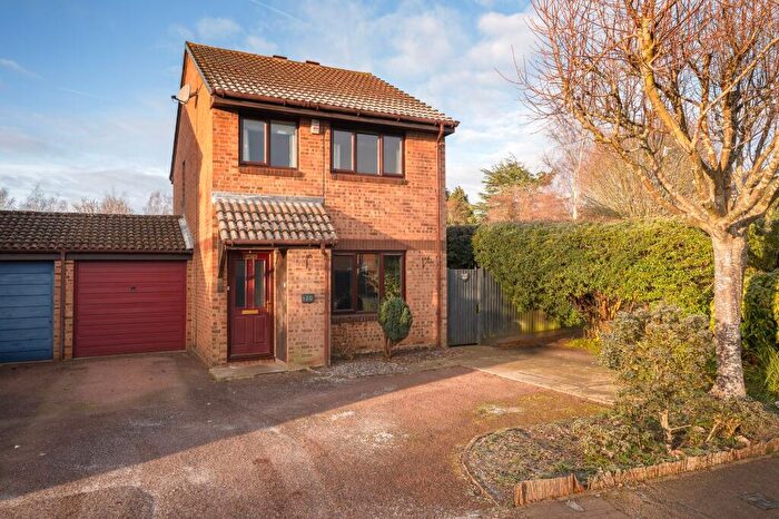 3 Bedroom Link Detached House For Sale In Manor Fields, Horsham, RH13