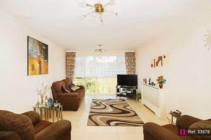 2 Bedroom Apartment For Sale In Stratton Close, Edgware, HA8