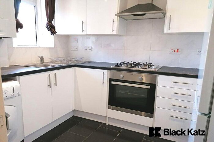 3 Bedroom Flat To Rent In Cowper House Browning Street, Elephant And Castle, SE17