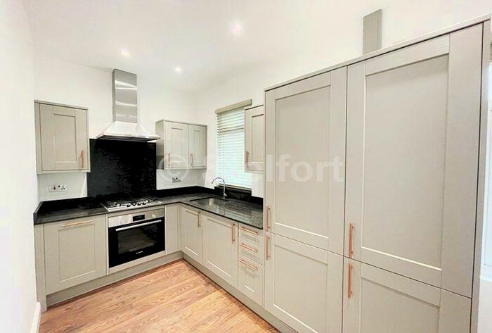 2 Bedroom Apartment To Rent In Squires Lane, London, N3