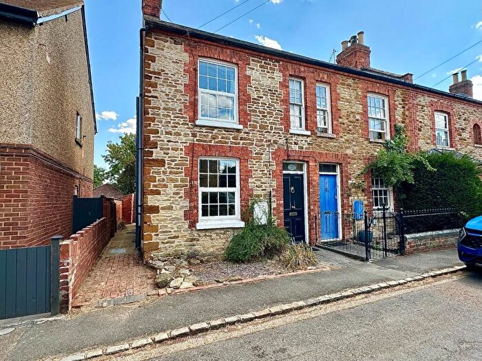 2 Bedroom Cottage For Sale In High Street, Collingtree, Northampton, NN4