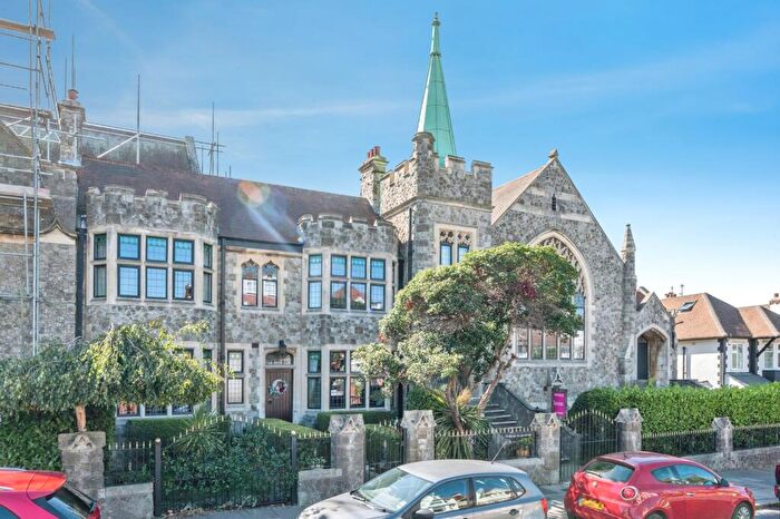 2 Bedroom Flat For Sale In Kings Road, Westcliff-on-Sea, Essex, SS0