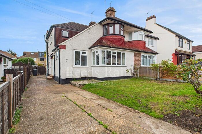 2 Bedroom Maisonette For Sale In Windsor Drive, Dartford, Kent, DA1