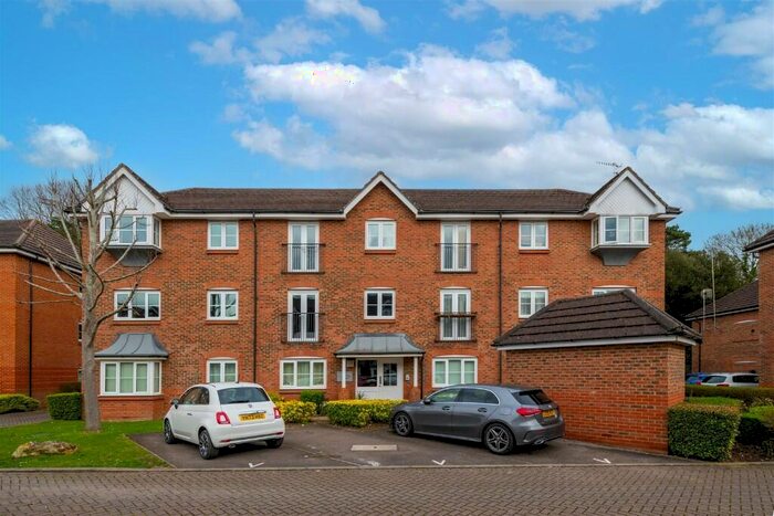 2 Bedroom Flat For Sale In Kingsfield Way, Redhill, Surrey, RH1