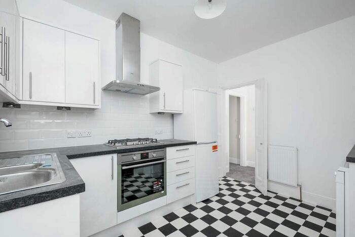 2 Bedroom Flat To Rent In Onslow Road, Richmond, TW10