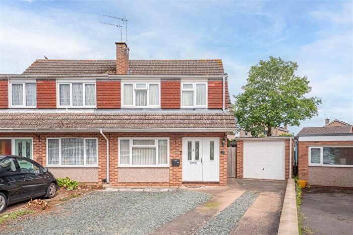 3 Bedroom Semi-Detached House For Sale In Birch Grove, Wellesbourne, CV35