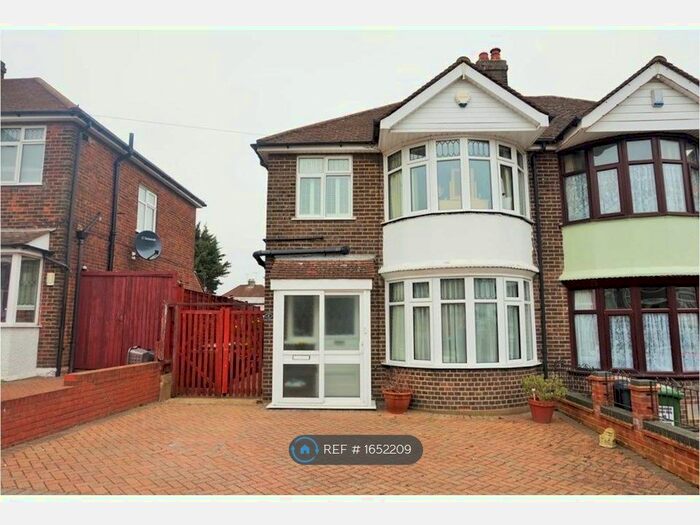 3 Bedroom Semi-Detached House To Rent In Exton Avenue, Luton, LU2