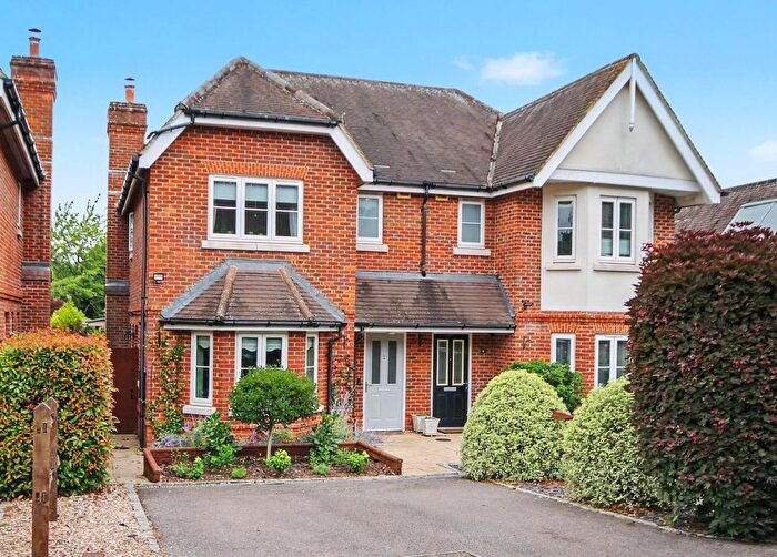 3 Bedroom Semi Detached House For Sale In Lyngarth Close, Great Bookham, KT23