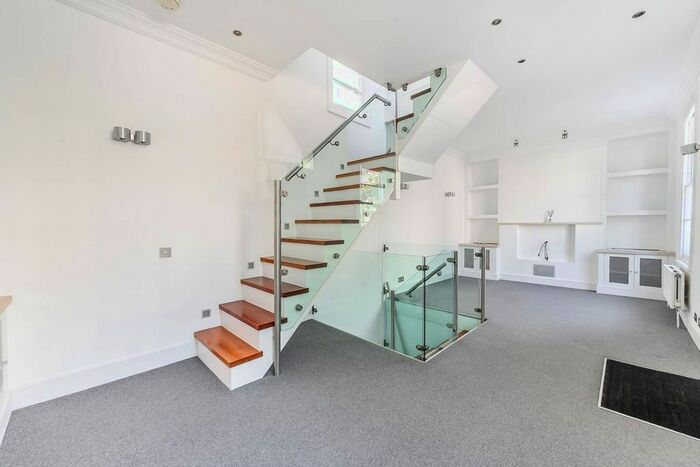3 Bedroom Property To Rent In Sutherland Street, Pimlico, London, SW1V