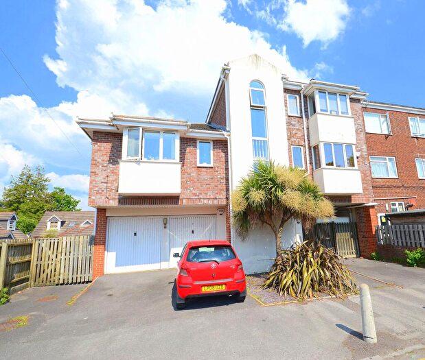 2 Bedroom Flat For Sale In Waltham Road, Bournemouth, BH7