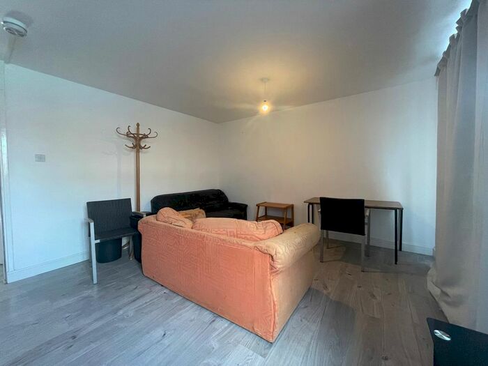 4 Bedroom Flat To Rent In Camberwell Grove, Camberwell, London, SE5