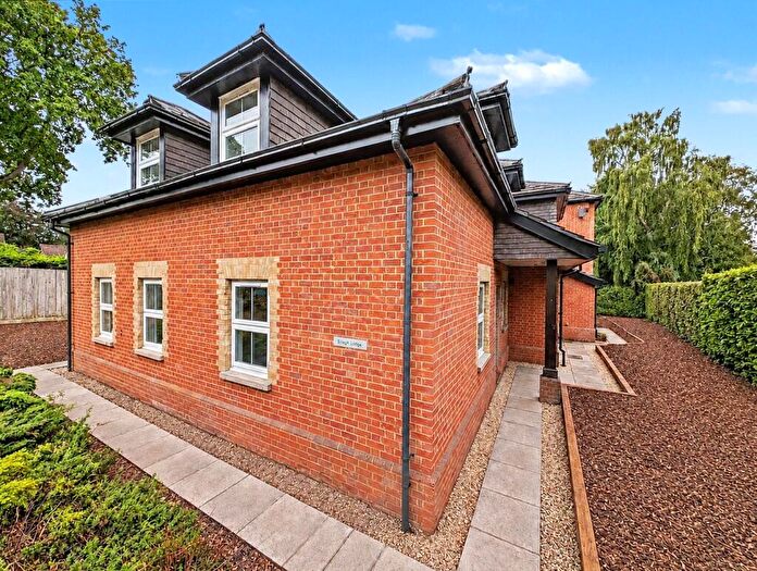 2 Bedroom Apartment To Rent In Dukes Ride, Crowthorne, Berkshire, RG45