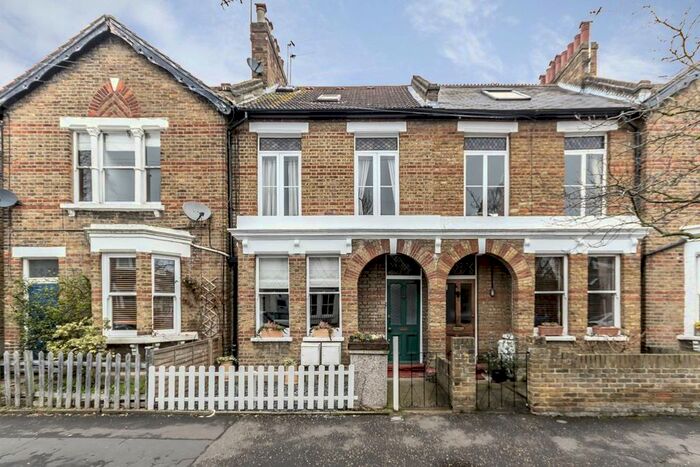 1 Bedroom Flat To Rent In Royal Road, Teddington, TW11