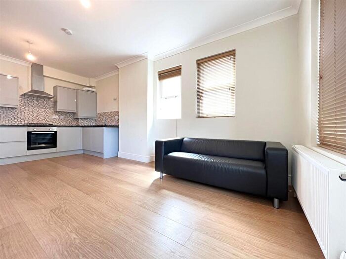 3 Bedroom Apartment To Rent In New Wanstead, Snaresbrook, E11