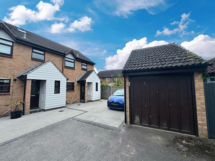 3 Bedroom Semi-Detached House For Sale In Hopkins Mead, Chelmsford, CM2