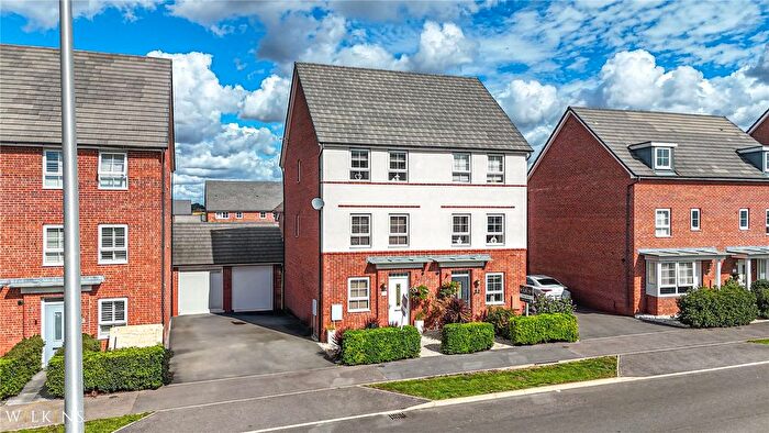 4 Bedroom Semi-detached House For Sale In Topiary Road, Nuneaton, Warwickshire, CV10