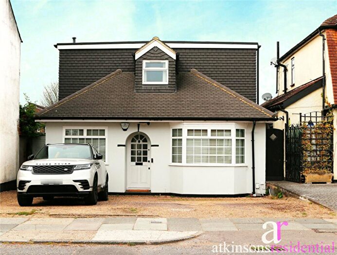 4 Bedroom Detached House For Sale In Layard Road, Enfield, Middlesex, EN1