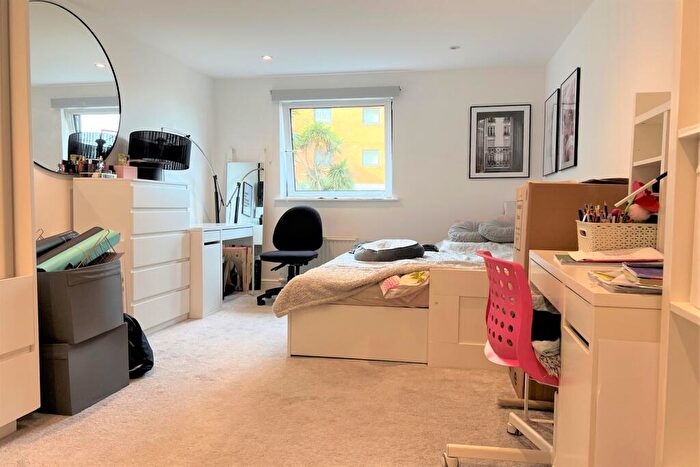 2 Bedroom Apartment To Rent In Inverness Mews, E16