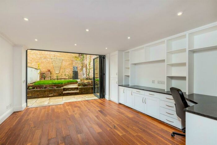 3 Bedroom Flat To Rent In Mortlake High Street, SW14