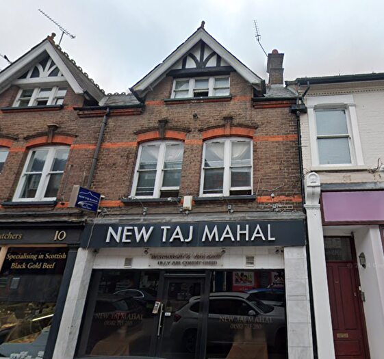 2 Bedroom Flat To Rent In Station Road, Harpenden, Hertfordshire, AL5