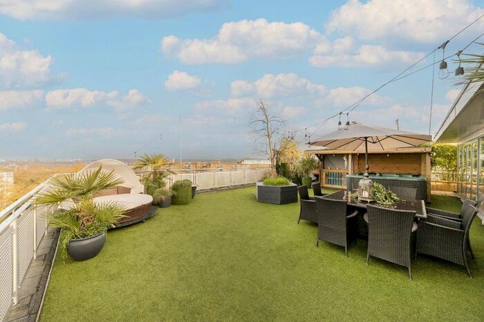 3 Bedroom Flat To Rent In New Park Road, London, SW2