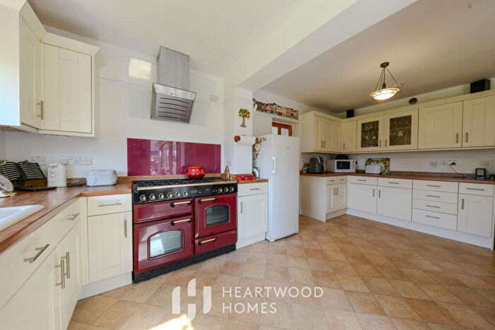 5 Bedroom Detached Bungalow For Sale In Stanley Avenue, St. Albans, AL2