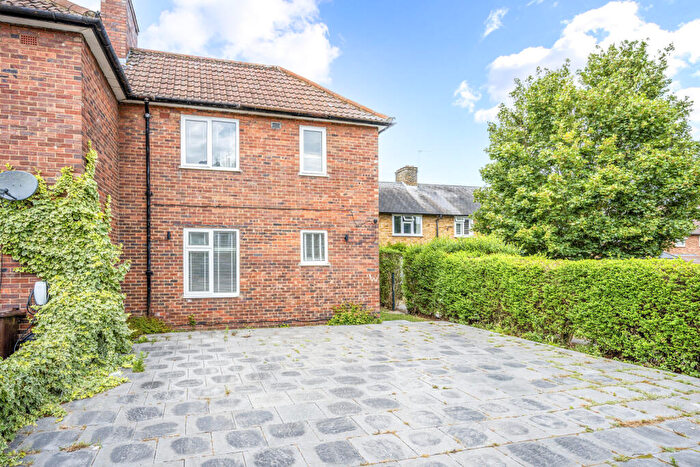 3 Bedroom End Of Terrace House For Sale In Burnham Road, Morden, SM4