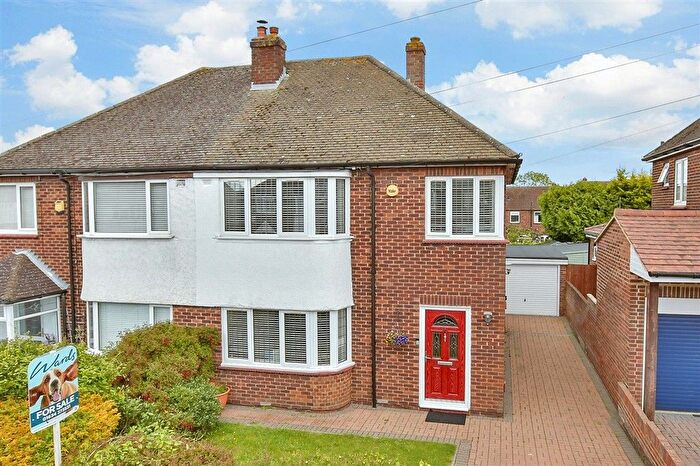 3 Bedroom Semi Detached House For Sale In Audley Avenue, Gillingham, Kent, ME7
