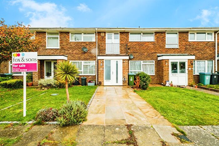 3 Bedroom Flat For Sale In Ashton Gardens, Rustington, Littlehampton, BN16