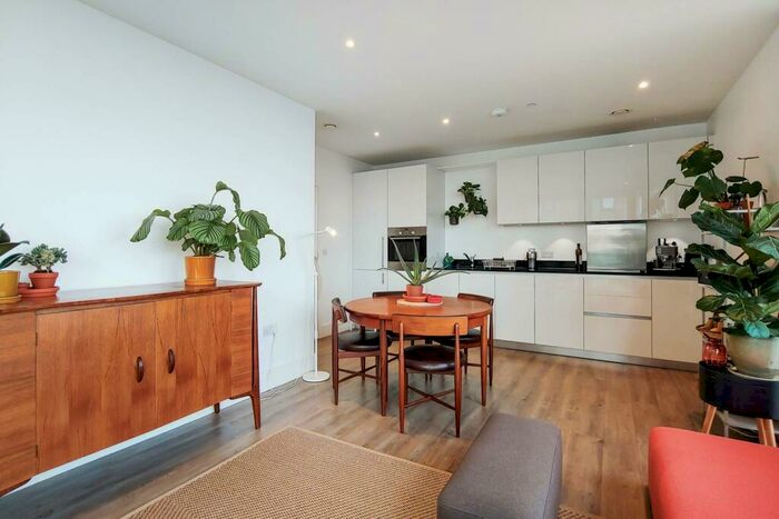 2 Bedroom Flat To Rent In Plumstead Road, Woolwich, London, SE18