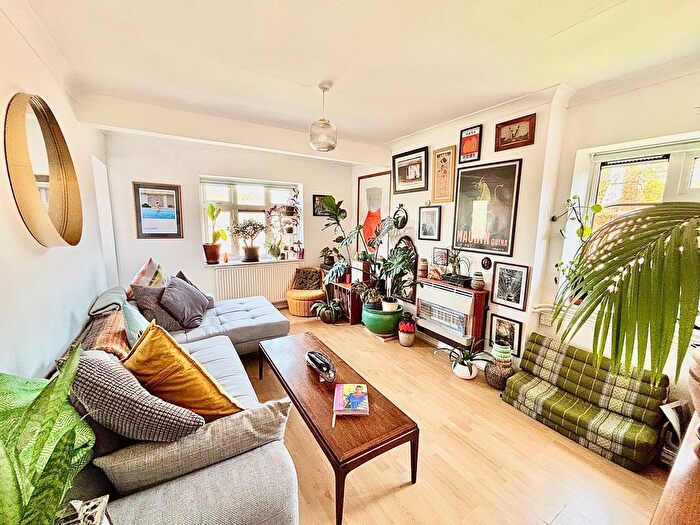 2 Bedroom Flat To Rent In Audley Court, London, E18