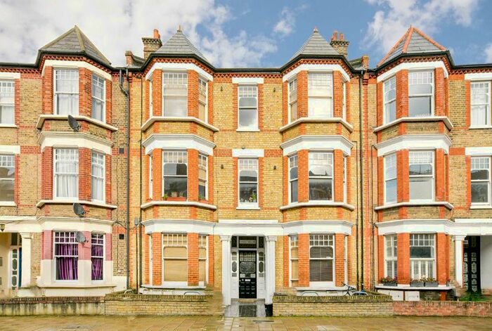 3 Bedroom Flat To Rent In Edgeley Road, London, SW4