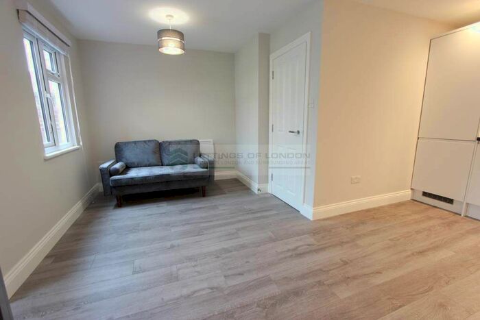 2 Bedroom Flat To Rent In Chase Side, London, N14