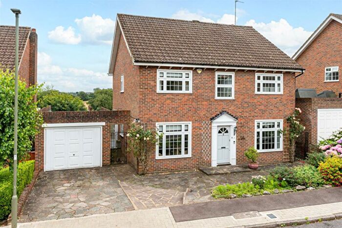 4 Bedroom Detached House For Sale In Greenacre Close, Barnet, EN5