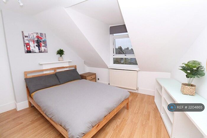 2 Bedroom Flat To Rent In Newington Green, London, N16