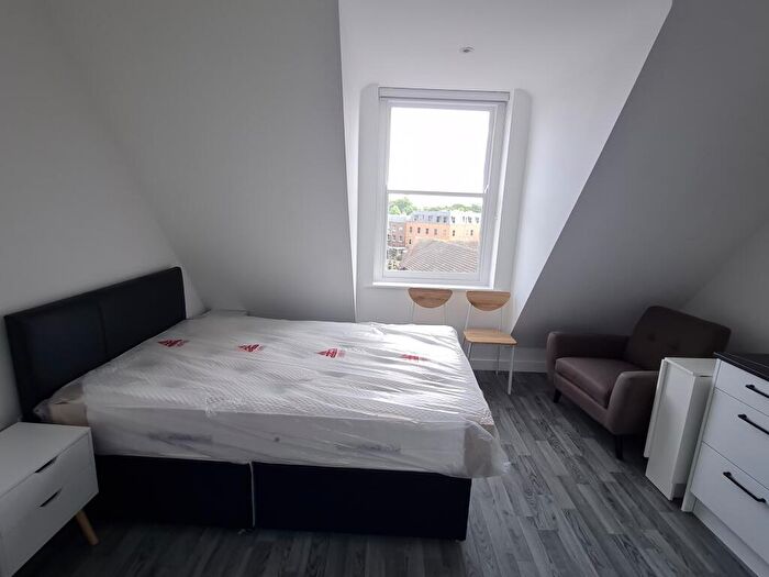 Flat To Rent In Argyle Street, LL11