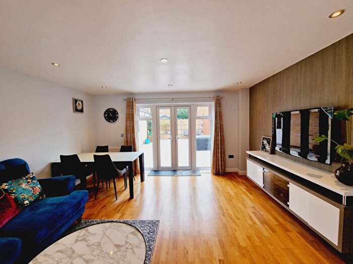 4 Bedroom Semi Detached House To Rent In Court Way, Acton, W3