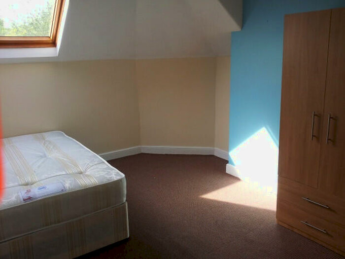 10 Bedroom House To Rent In Regent Park Avenue, Leeds, LS6