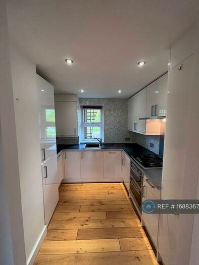 2 Bedroom Flat To Rent In Chertsey Court, London, SW14