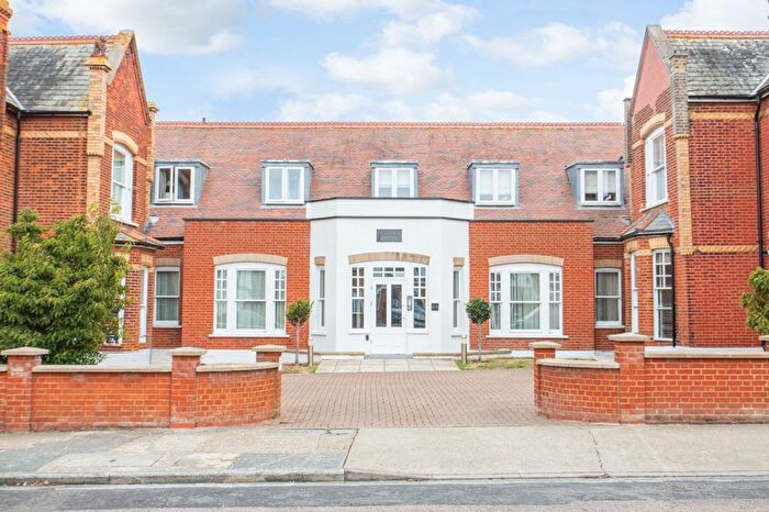 2 Bedroom Flat For Sale In Graystone Road, Whitstable, Kent, CT5