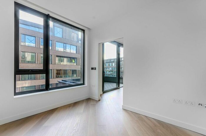 1 Bedroom Flat To Rent In The Crescent, Shepherd's Bush, London, W12