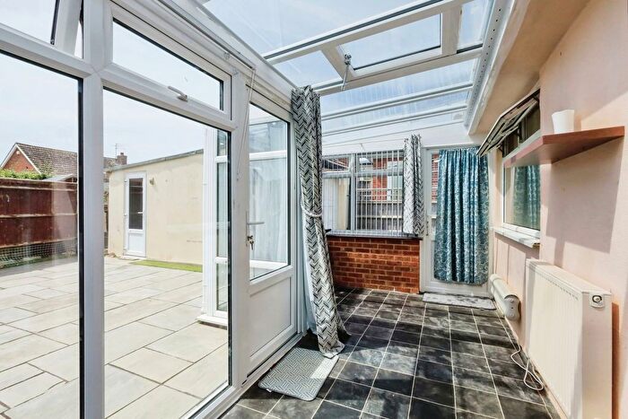2 Bedroom Detached Bungalow For Sale In Oakleaf Drive, Polegate, BN26
