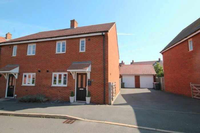 3 Bedroom Semi-Detached House To Rent In Swan Road, MK42